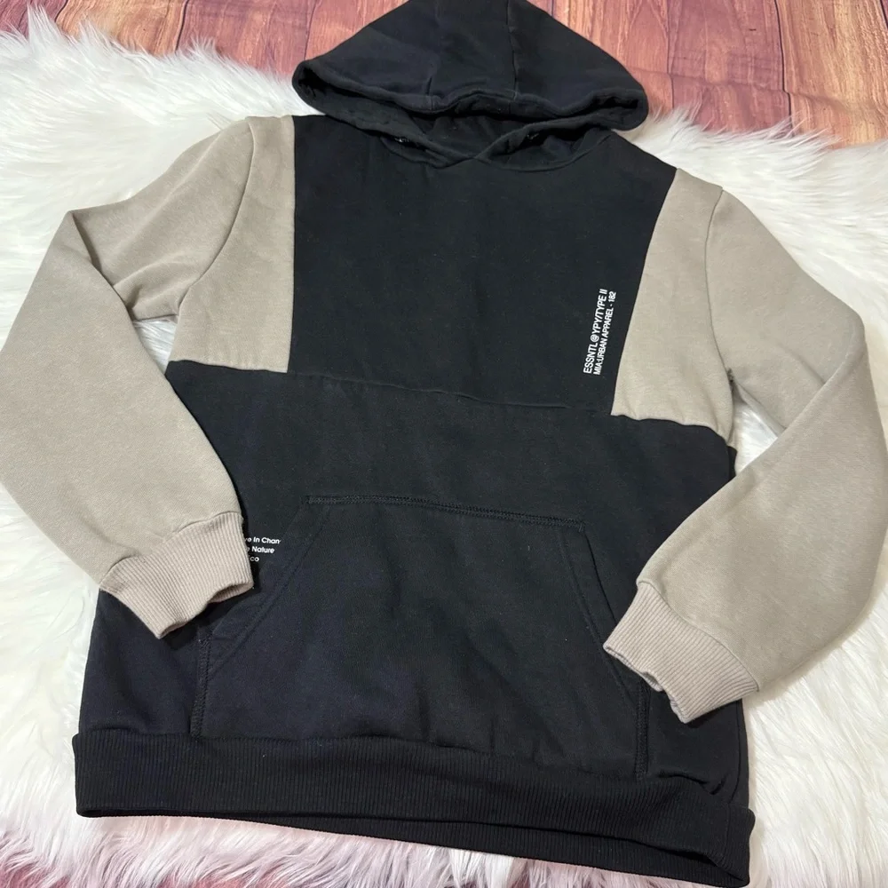 Primark Boys Size 10-11 Years Black and Tan Hooded Sweater with Ribbed Cuffs